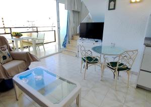 TV a/nebo společenská místnost v ubytování Skol 701. One Bedroom Duplex with Exceptional Sea Views.