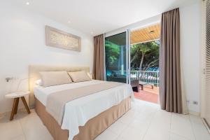 Villa Mediterrania II by Esteva Emerald Stay tesisinde bir odada yatak veya yataklar