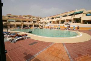 Bazén v ubytovaní Mare Verde B90 by Tenerife Rental & Sales alebo v jeho blízkosti