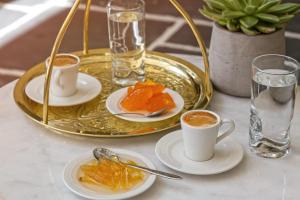法里拉基的住宿－Amada Colossos Resort，一张桌子,上面放着两杯咖啡和一盘食物