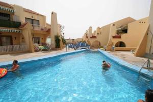 Bazén v ubytovaní Mare Verde B90 by Tenerife Rental & Sales alebo v jeho blízkosti