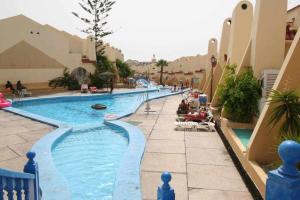 Bazén v ubytovaní Mare Verde B90 by Tenerife Rental & Sales alebo v jeho blízkosti