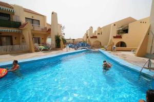 Bazén v ubytovaní Mare Verde B90 by Tenerife Rental & Sales alebo v jeho blízkosti