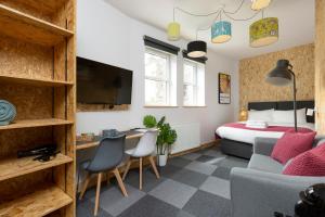 Pokój hotelowy z łóżkiem, biurkiem i krzesłami w obiekcie On The Walk w Edynburgu