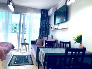Televízia a/alebo spoločenská miestnosť v ubytovaní Apartment Superior Baltic with Terrace - FREE Pool, Saunas, Jacuzzi, Fitness, Salzgrotte