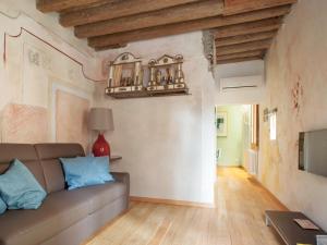 Una sala de estar con un sofá y un televisor. en Scala Mata, en Venecia