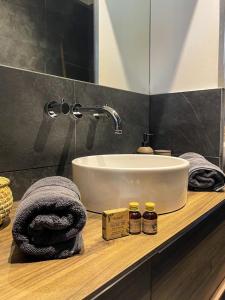 Salle de bains dans l'établissement AU BORD DE L'EAU Studio climatisé avec Terrasse et vue mer à 40m de la plage