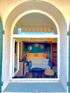 a bedroom with a bed in a house at AU BORD DE L'EAU Studio climatisé avec Terrasse et vue mer à 40m de la plage in Cassis