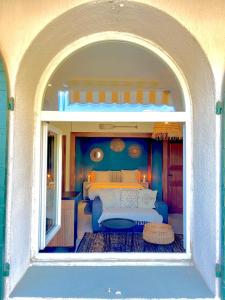 une chambre avec un lit dans une maison dans l'établissement AU BORD DE L'EAU Studio climatisé avec Terrasse et vue mer à 40m de la plage, à Cassis