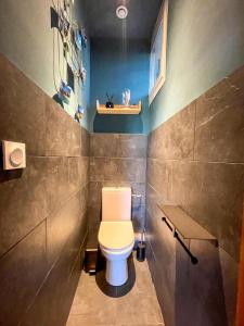 Salle de bains dans l'établissement AU BORD DE L'EAU Studio climatisé avec Terrasse et vue mer à 40m de la plage