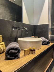 eine Badezimmertheke mit einem Waschbecken und einem Spiegel in der Unterkunft AU BORD DE L'EAU Studio climatisé avec Terrasse et vue mer à 40m de la plage in Cassis