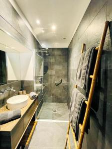 une salle de bain avec un lavabo, des toilettes et une douche dans l'établissement AU BORD DE L'EAU Studio climatisé avec Terrasse et vue mer à 40m de la plage, à Cassis