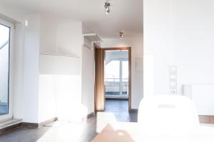 een open hal met een deur naar een kamer bij nJoy! Sunny & Simple - Dachterasse - gratis WLAN in Bad Friedrichshall