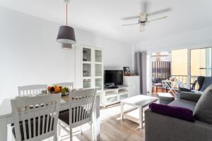 ein Wohnzimmer mit einem Sofa und einem Esszimmer in der Unterkunft Sur Suites Perla 6-4 in Fuengirola