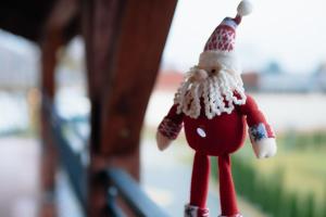 un juguete de Santa Claus de peluche colgando de un poste en Pokoje Mariola, en Sztutowo