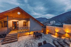 Pemandangan gunung umum atau pemandangan gunung yang diambil dari hotel