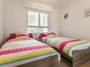 Duas camas sentadas uma ao lado da outra num quarto em Gîte Piriac-sur-Mer, 3 pièces, 4 personnes - FR-1-306-844 em Piriac-sur-Mer