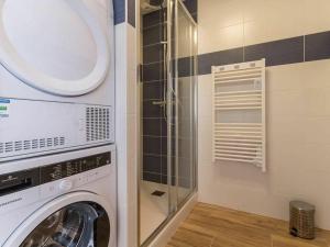 a laundry room with a washing machine and a glass door at Gîte Piriac-sur-Mer, 3 pièces, 4 personnes - FR-1-306-844 in Piriac-sur-Mer
