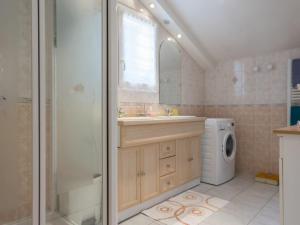 y baño con ducha, lavabo y lavadora. en Gîte Saint-Philbert-de-Grand-Lieu, 2 pièces, 3 personnes - FR-1-306-885, en Saint-Philbert-de-Grand-Lieu