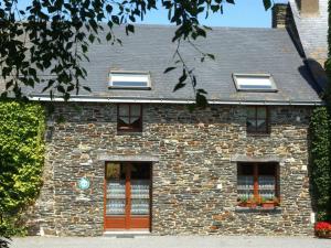 une maison en briques avec deux portes et deux fenêtres dans l'établissement Gîte Moisdon-la-Rivière, 4 pièces, 6 personnes - FR-1-306-896, à Moisdon-la-Rivière