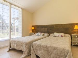 1 dormitorio con 2 camas y ventana grande en Gîte Frossay, 4 pièces, 6 personnes - FR-1-306-918, en Frossay