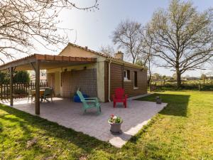 a house with a patio with two chairs and a table at Gîte champêtre rénové avec terrasse & équipements, proche Pornic - animaux acceptés - FR-1-306-1027 in Frossay