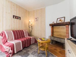 ein Wohnzimmer mit einem Sofa und einem TV in der Unterkunft Gîte Frossay, 2 pièces, 2 personnes - FR-1-306-1027 in Frossay