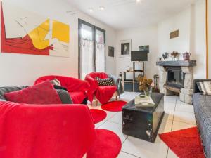 sala de estar con sillas rojas y chimenea en Gîte Malville, 5 pièces, 8 personnes - FR-1-306-1153 en Malville