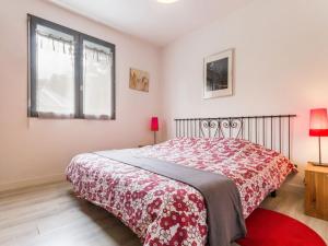 1 dormitorio con 1 cama con colcha roja y 2 ventanas en Gîte Malville, 5 pièces, 8 personnes - FR-1-306-1153 en Malville