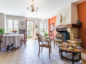 ein Wohnzimmer mit einem Tisch und einem Kamin in der Unterkunft Gîte Varades, 3 pièces, 5 personnes - FR-1-306-1177 in Saint-Florent-le-Vieil