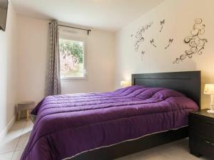 een slaapkamer met een paars bed en een raam bij Gîte Nozay, 4 pièces, 6 personnes - FR-1-306-1178 in Nozay