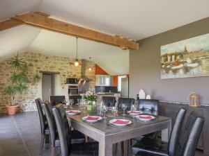 jadalnia i kuchnia ze stołem i krzesłami w obiekcie Gîte Nort-sur-Erdre, 5 pièces, 9 personnes - FR-1-306-905 w mieście Nort-sur-Erdre