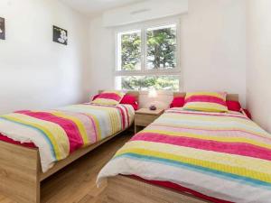 - 2 lits jumeaux dans une chambre avec fenêtre dans l'établissement Gîte Piriac-sur-Mer, 3 pièces, 4 personnes - FR-1-306-943, à Piriac-sur-Mer
