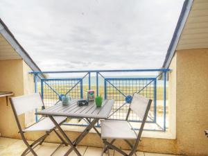 d'une table et de chaises sur un balcon avec vue sur l'océan. dans l'établissement Gîte La Turballe, 3 pièces, 4 personnes - FR-1-306-959, à La Turballe