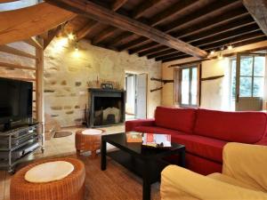sala de estar con sofá rojo y chimenea en Gîte Nozay, 4 pièces, 6 personnes - FR-1-306-1115, en Nozay