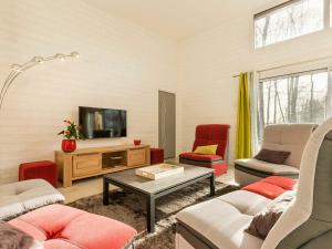 ein Wohnzimmer mit einem Sofa und einem TV in der Unterkunft Gîte Port-Saint-Père, 5 pièces, 11 personnes - FR-1-306-1051 in Port-Saint-Père