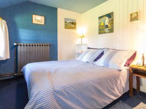 ein Schlafzimmer mit einem großen Bett mit blauen Wänden in der Unterkunft Gîte Teillé, 3 pièces, 4 personnes - FR-1-306-1142 in Teillé