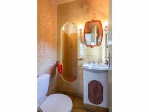 bagno con servizi igienici, lavandino e specchio di Gîte Saint-Joachim, 4 pièces, 6 personnes - FR-1-306-1131 a Saint-Joachim