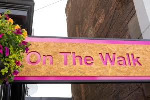 Znak, który czyta na spacerze po ścianie w obiekcie On The Walk w Edynburgu