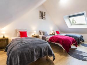 a attic bedroom with two beds and a window at Gîte Guérande, 3 pièces, 5 personnes - FR-1-306-1197 in Guérande