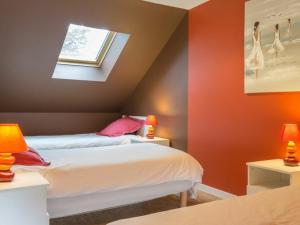 - une chambre avec des murs orange et un lit avec une fenêtre dans l'établissement Gîte Nort-sur-Erdre, 3 pièces, 5 personnes - FR-1-306-1145, à Nort-sur-Erdre