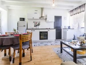 eine Küche und ein Wohnzimmer mit einem Tisch und Stühlen in der Unterkunft Gîte Saint-Lyphard, 3 pièces, 4 personnes - FR-1-306-1163 in Saint-Lyphard