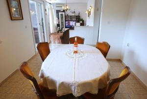 Apartments Boro في سبليتسكا: طاولة غرفة الطعام مع زجاجة من النبيذ عليها