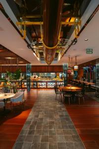 Um restaurante ou outro lugar para comer em Parque Santiago V Official