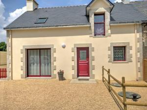 a house with a red door and a fence at Gîte Herbignac, 4 pièces, 7 personnes - FR-1-306-1105 in Herbignac