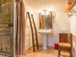 ein Bad mit einem Waschbecken und einem Spiegel in der Unterkunft Gîte Rouans, 4 pièces, 6 personnes - FR-1-306-1059 in Rouans