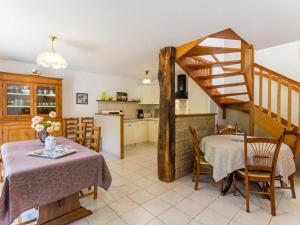eine Küche und ein Esszimmer mit einem Tisch und einer Treppe in der Unterkunft Gîte Plesse, 4 pièces, 6 personnes - FR-1-306-1119 in Plessé