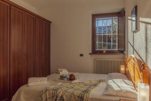 a bedroom with a bed with towels and a window at Chalet Pontal 1 in Courmayeur