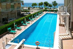 Bazén v ubytování Hotel Pietra di Luna nebo v jeho okolí
