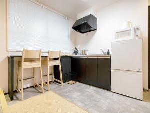 Kuchyň nebo kuchyňský kout v ubytování Tsubame Hotel Asakusabashi 3 minutes walk from Asakusabashi Station Near Asakusa, Akihabara, and Ueno Cooking utensils and kitchen washing machine available Direct access to Haneda and Narita airports